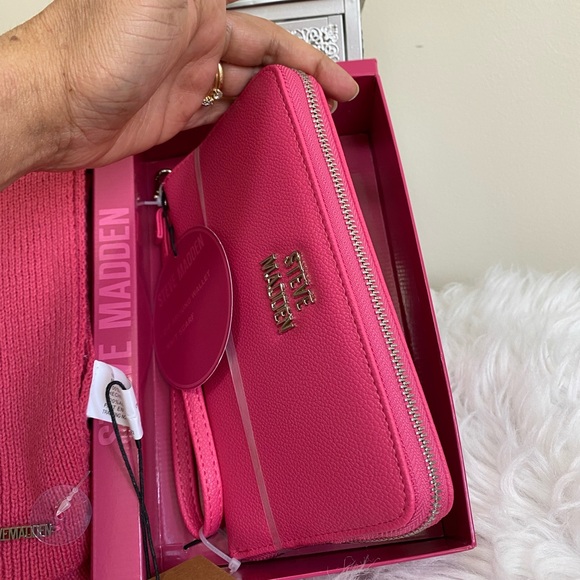 STEVE MADDEN PINK FLASH ZIP AROUND WALLET & KNIT SCARF - Picture 5 of 9